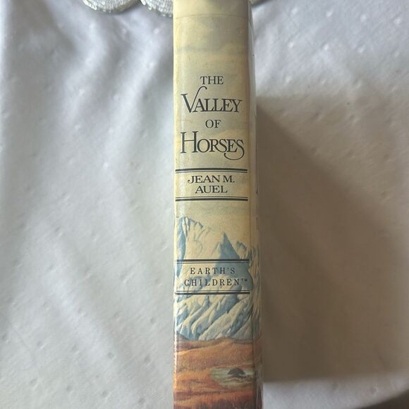 “The Valley of Horses” 1985 First Edition Book by Jean M. Auel! - Picture 3 of 6